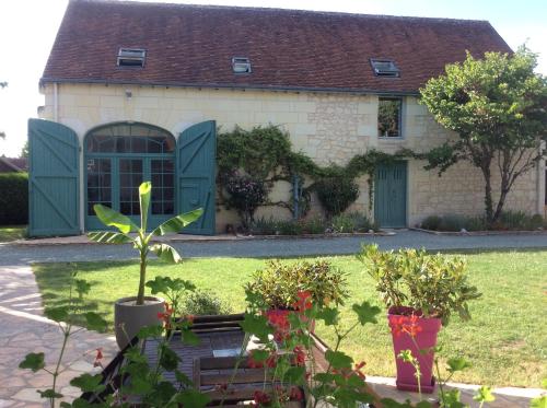 a house with plants in front of it at La Closeraie in Noyers-sur-Cher