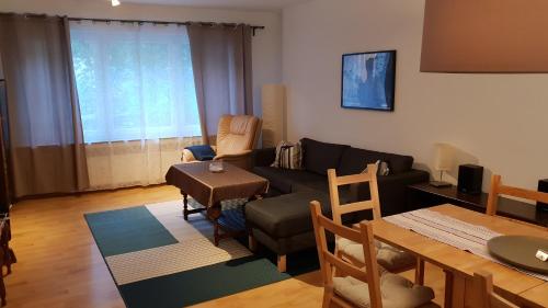 uma sala de estar com um sofá e uma mesa em Köster Apartment em Olpe