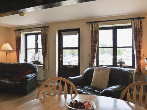 A seating area at Marina View 