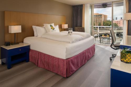 Postel nebo postele na pokoji v ubytování Staypineapple, Hotel Rose, Downtown Portland