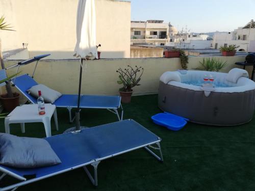 Imagen de la galería de Studio apartment with private terrace, Jacuzzi & views, en Mosta