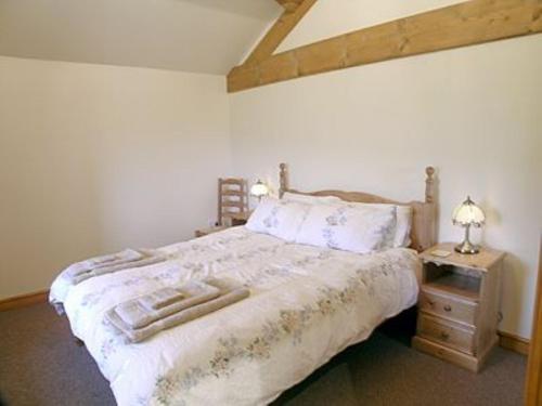 A bed or beds in a room at The Barn 