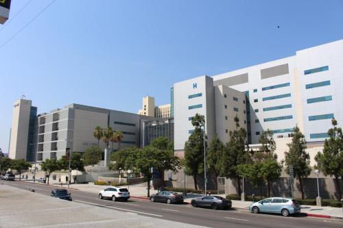 a city street with cars parked in front of a building at ERTH INN by AGA Los Angeles in Los Angeles