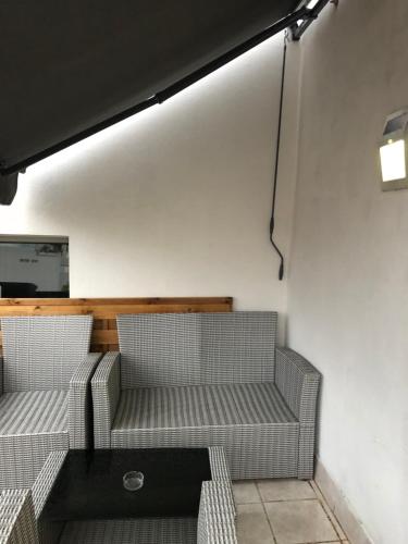 ヴァランスにあるHotel Relais Sudの椅子2脚とテーブル1台が備わる客室です。