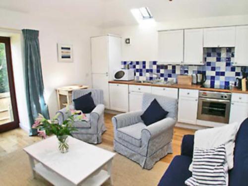 A kitchen or kitchenette at The Old Stable Cottage 