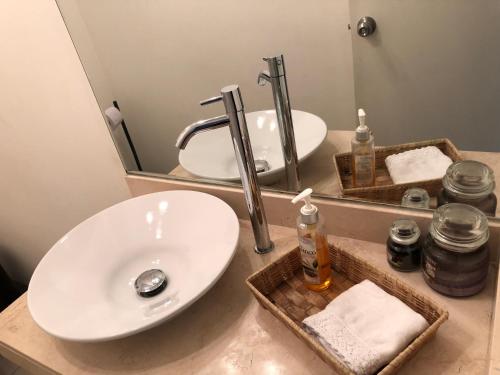 y baño con lavabo y espejo. en Puruma Apartment, en Lima
