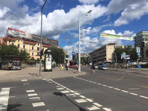 una intersección urbana con una calle que tiene un paso de peatones en Emi apartment, en Vilna