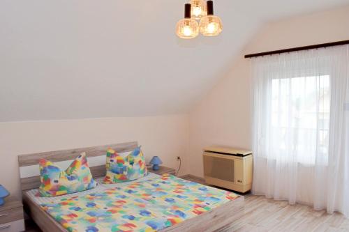 una camera con un letto e una televisione di Relax apartman a Zalakaros