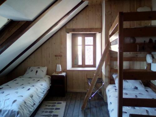 une chambre avec deux lits superposés et une fenêtre dans l'établissement Au 17, à Murat