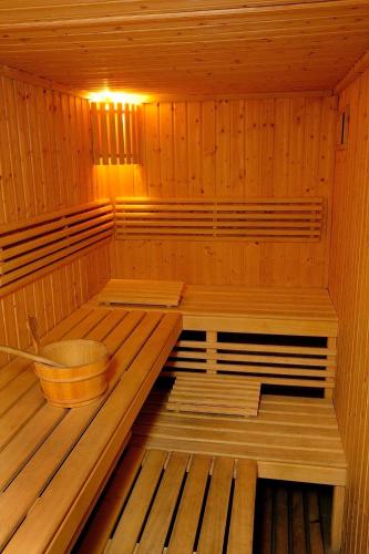 a wooden sauna with a bowl in it at Leśniczówka Nibork in Nidzica