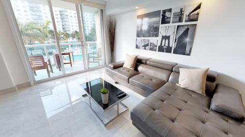 Posezení v ubytování Ocean Reserve Condo by FlatsAway