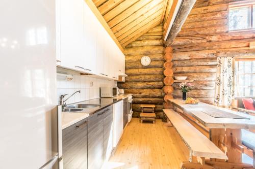 una cucina con pareti in legno e pavimenti in legno di VIP Rakka Villas 5 & 6 a Levi