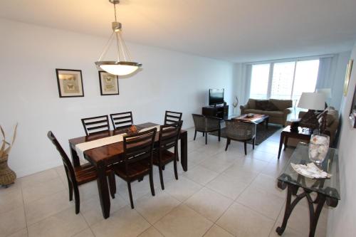 Posezení v ubytování Ocean Reserve Condo by FlatsAway