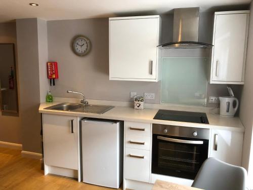 No 3 New Inn Apartments NEWLY RENOVATEDにあるキッチンまたは簡易キッチン