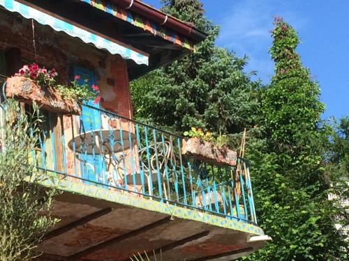 a balcony of a house with a table and flowers at Casa toscana in Thun