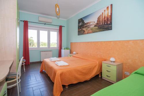 - une chambre avec 2 lits, un bureau et une fenêtre dans l'établissement World Wide Bed - Rome, à Rome