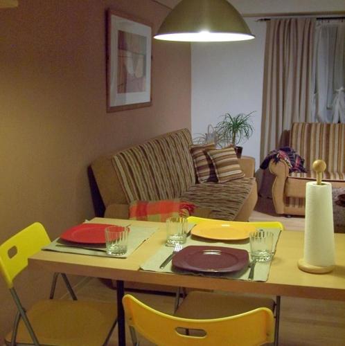 HasselrothにあるPrivatzimmer Hasselrothのリビングルーム(テーブル、黄色い椅子付)