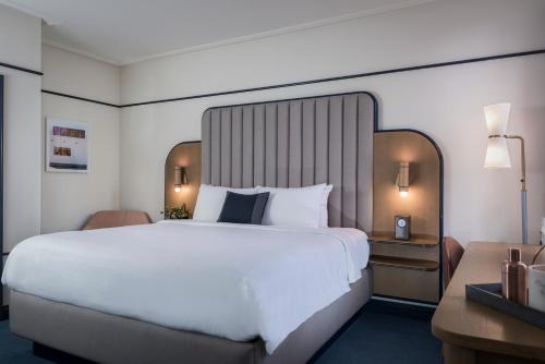 Ein Bett oder Betten in einem Zimmer der Unterkunft Hu Hotel Memphis
