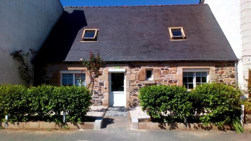 プルガヌーにあるTy Jeanne, le charme de la pierre au coeur du villageの黒屋根・白扉の石造り