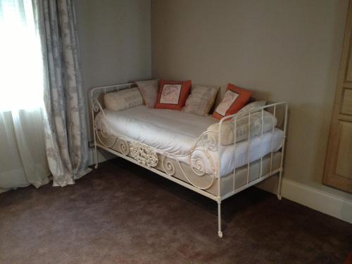 Ein Bett oder Betten in einem Zimmer der Unterkunft Logis Hotel Restaurant Le Cheval Blanc