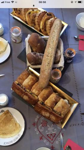 - une table avec 3 plateaux de pain et de viennoiseries dans l'établissement Les chambres de cathy, à Labastide-Murat
