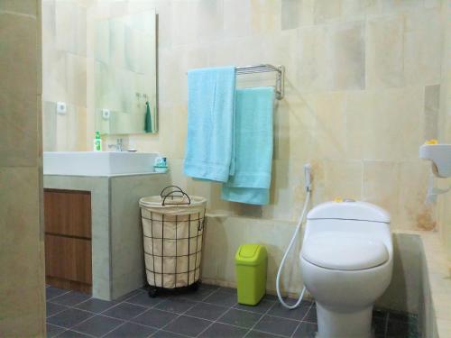 Ett badrum på Villa Rinisha Rumah Senja Temukus Lovina
