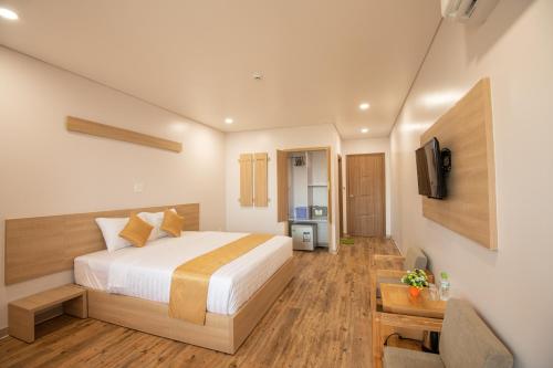 1 dormitorio con 1 cama, escritorio y TV en Summer Dream Hotel, en Phu Quoc