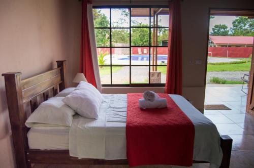 un dormitorio con una cama con un animal de peluche en Cabañas San Isidro, en Ángeles
