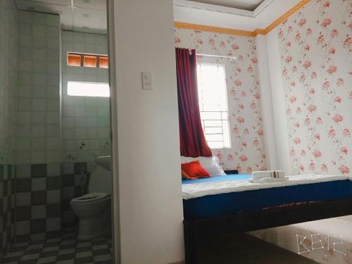 mała łazienka z łóżkiem i toaletą w obiekcie Hanh Phat 2 Guesthouse w mieście Cái Răng