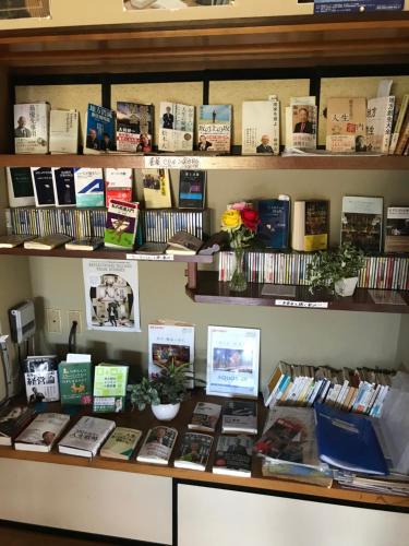 a book shelf filled with lots of books at Kizuna no Ie in Uozu
