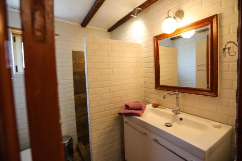 a bathroom with a sink and a mirror at Kaldi's Traditional House in Kastamonítsa