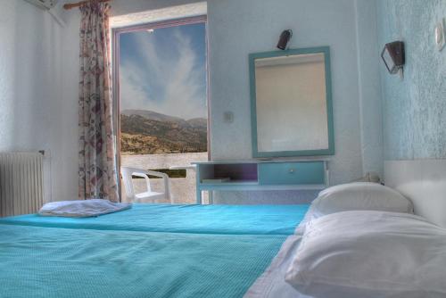 Tempat tidur dalam kamar di Esperides Hotel