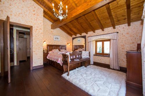 una camera con letto e soffitto in legno di Villa Victoria ad Argegno