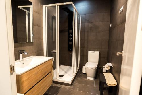 モレラにあるFont Catxaのバスルーム(シャワー、洗面台、トイレ付)