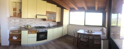 A kitchen or kitchenette at Casa Daniela