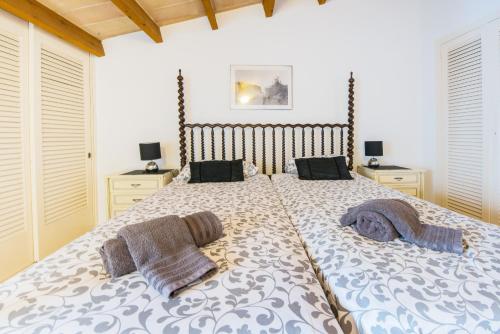 sypialnia z dużym łóżkiem i dwiema poduszkami w obiekcie Apartamento Ferrera Park 623 w mieście Cala Ferrera