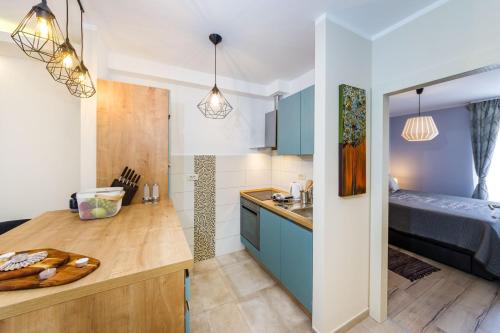 Postel nebo postele na pokoji v ubytování Ema 2BR apt. in old town centre