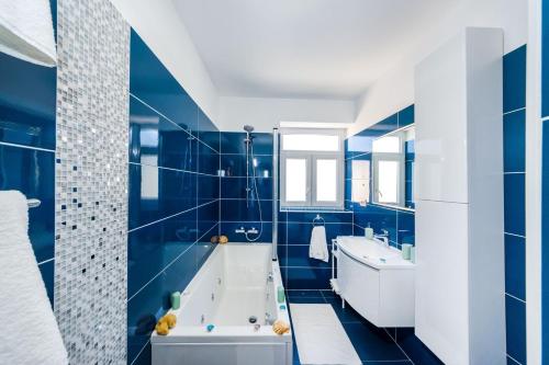 Koupelna v ubytování Ema 2BR apt. in old town centre