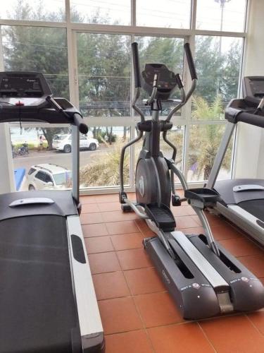 Fitness centrum a/nebo fitness zařízení v ubytování GrandBlue Condominium 201