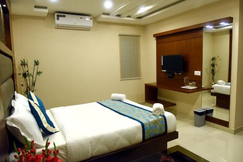 a hotel room with a bed and a bathroom at The Hydel Park - Business Class Hotel - Near Central Railway Station in Chennai