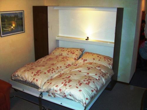 ロイカーバートにあるFloralp Leukerbadの照明付きの部屋の小さなベッド1台