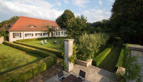 ナウムブルクにあるLandhaus Saaleckの庭園付きの家屋の空中風景