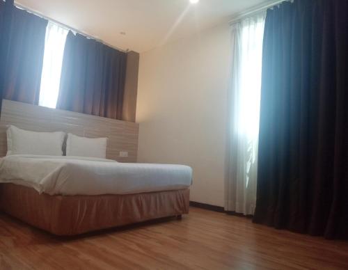 a room with a bed and a window at U Design Hotel Bukit Mertajam in Bukit Mertajam