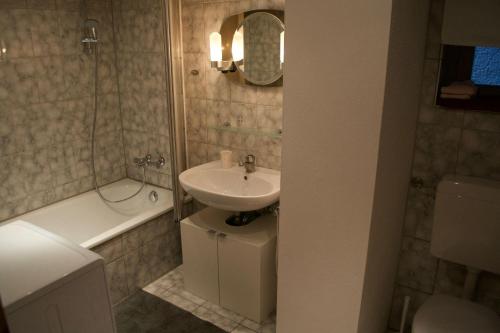 レヒブルックにあるFerienhaus-Sefiのバスルーム(洗面台、トイレ、バスタブ付)
