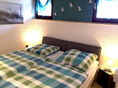 トッセンスにあるNordsee-Sehnsuchtのベッドルーム1室(枕2つ付)