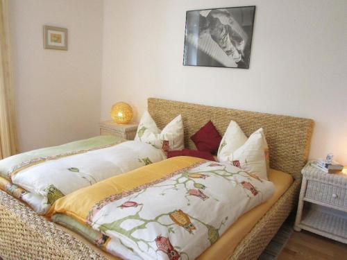 ein Bett mit zwei Kissen auf einem Zimmer in der Unterkunft Apartment - Haus Luna (Objekt 57207) in Dresden