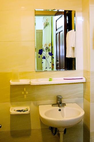 a bathroom with a sink and a mirror at Diệp Minh 2 Hotel in Ninh Binh