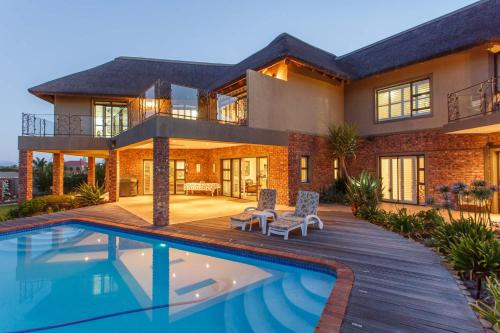 uma casa com uma piscina em frente em Karoo-Palet em Oudtshoorn