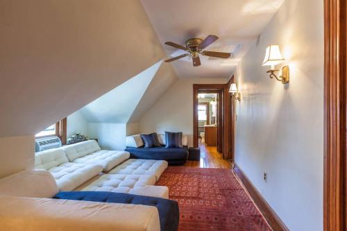 sala de estar con sofá y ventilador de techo en Charming Harvard Victorian en Cambridge