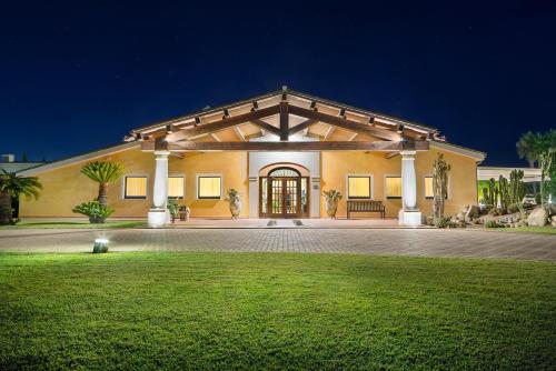 Un jardín fuera de Lantana Resort Hotel&Apartments